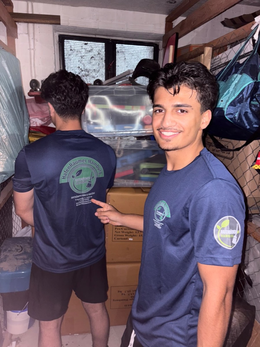 Das HafenRäumer-Team aus Hamburg bei der Arbeit in einem Kellerraum